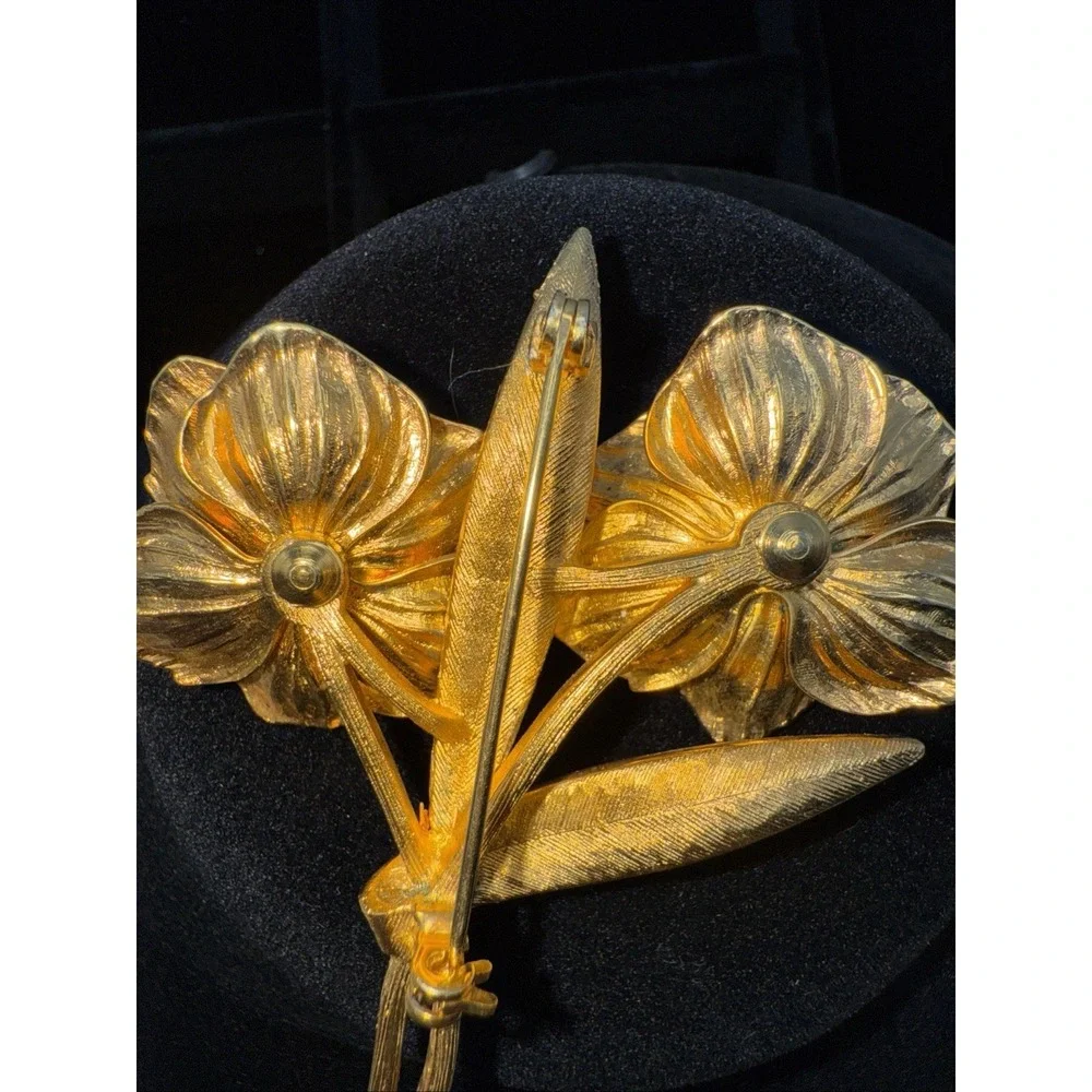 Stunning Gold Tone Double Flower Brooch / Pin Vintage